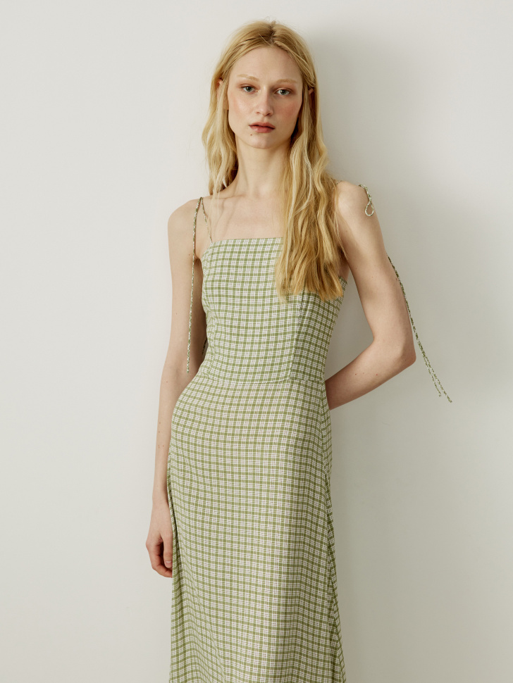 вискозное платье на бретелях с принтом из вискозы спереди