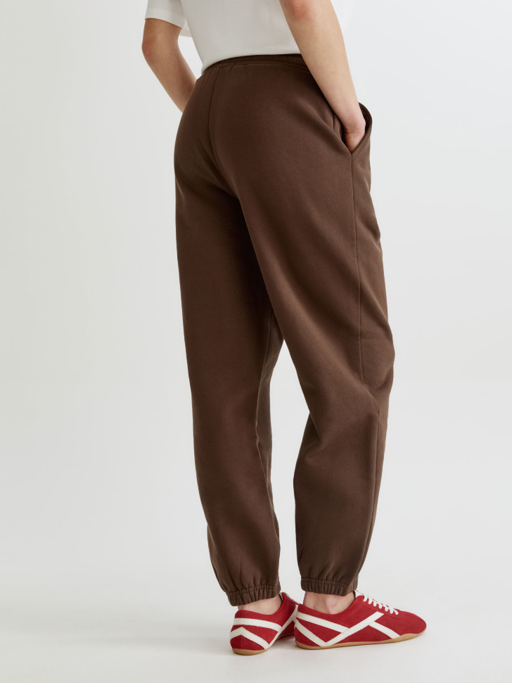 брюки-джоггеры из футера по цене 1999 руб вид справа