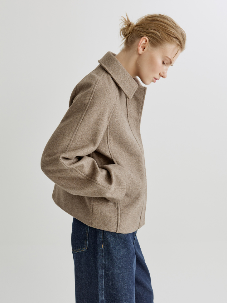 короткое полупальто с отложным воротником по цене 5599 руб вид справа