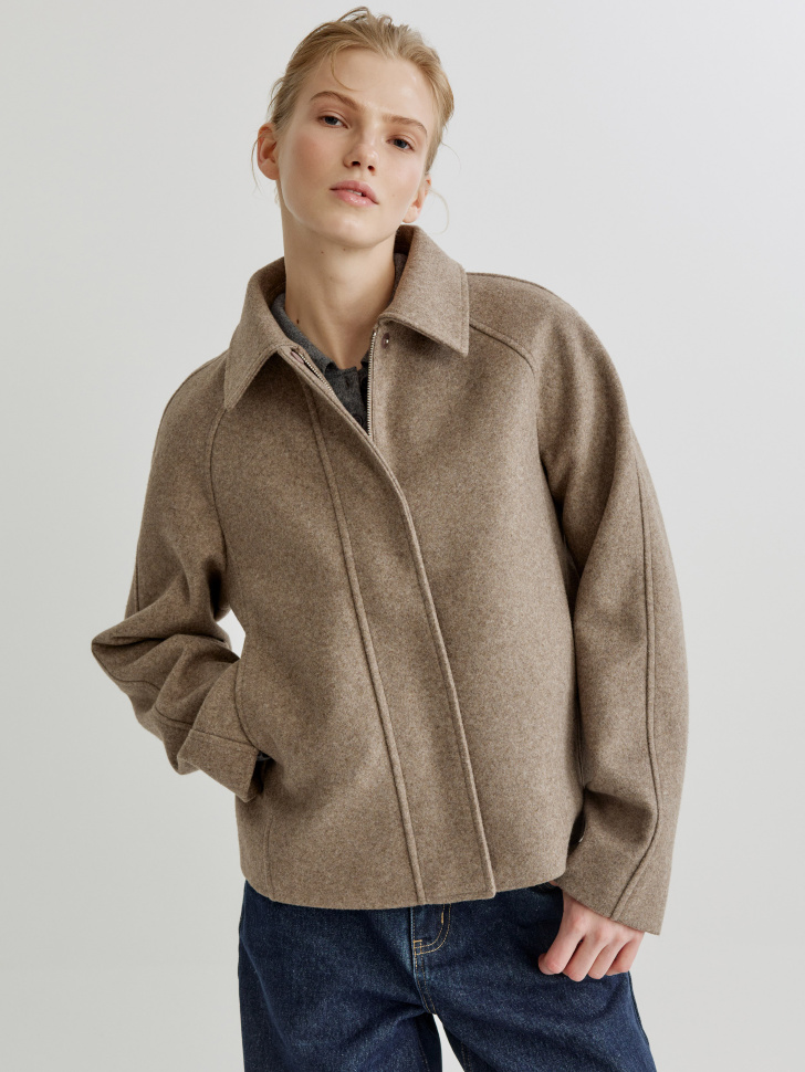 короткое полупальто с отложным воротником из проверенных материалов спереди