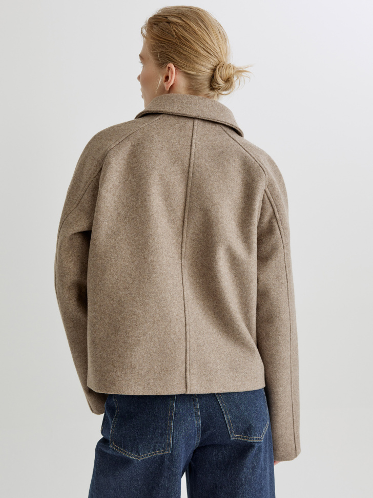 короткое полупальто с отложным воротником универсального стиля с лицевой стороны