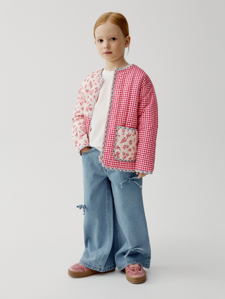 легкая стеганая куртка в стиле пэчворк для девочек от бренда sela вид слева