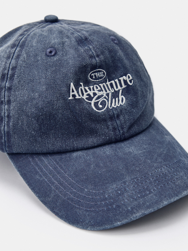 джинсовая бейсболка с вышивкой от бренда sela вид слева