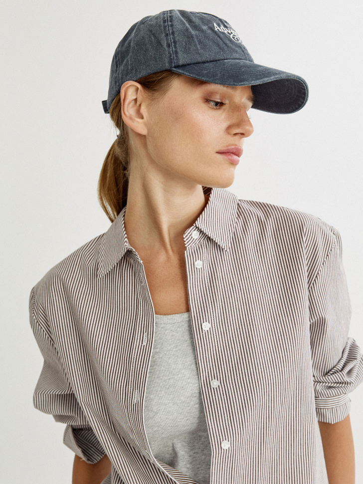 джинсовая бейсболка с вышивкой из россии вид сбоку