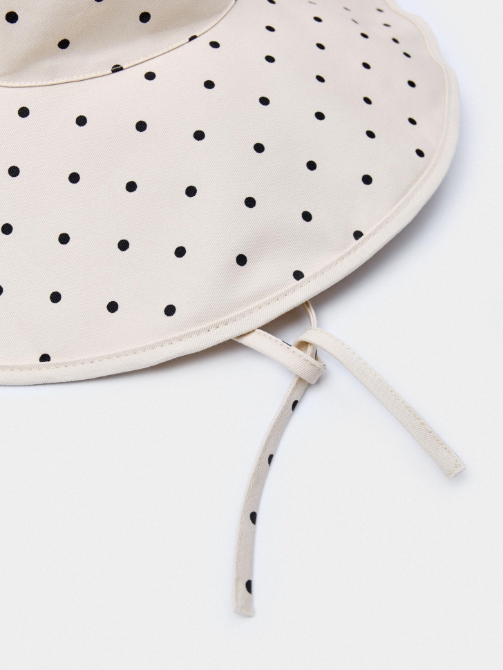 хлопковая панама с широкими полями в горошек от бренда sela вид слева