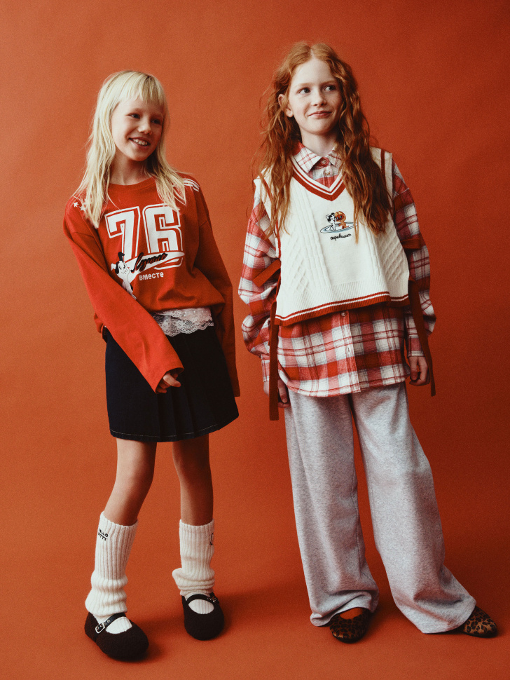 вязаный жилет для девочек  x союзмультфильм от бренда sela вид слева