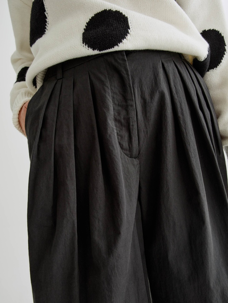 укороченные объемные брюки из технологичного хлопка из россии вид сбоку