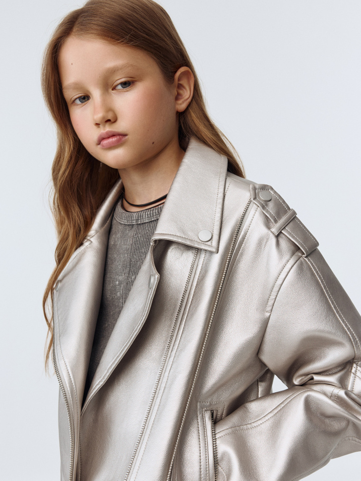 

Короткая серебристая куртка-косуха для девочек