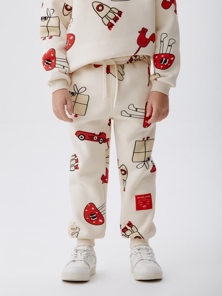 джоггеры с новогодним принтом для мальчиков 4680798751092 по акции