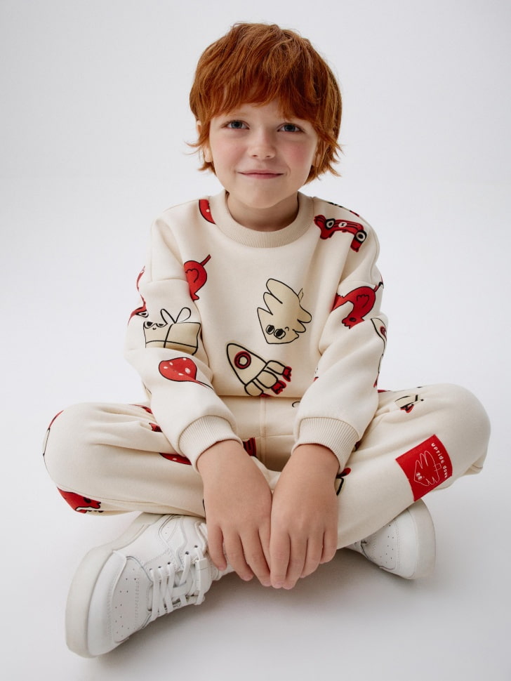 джоггеры с новогодним принтом для мальчиков 4680798751092 в интернет магазине