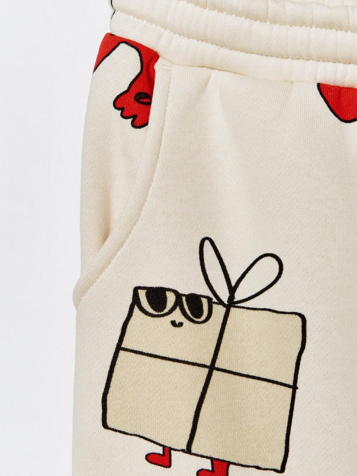 джоггеры с новогодним принтом для мальчиков из россии вид сбоку