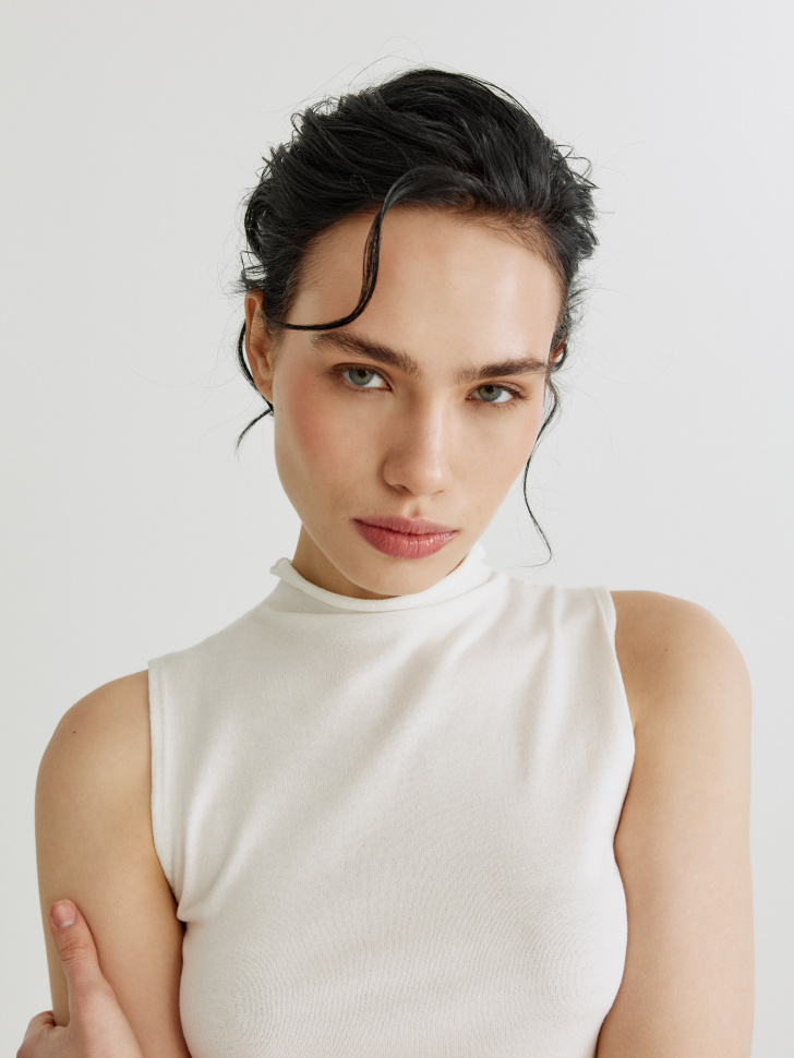 вязаный топ с высокой горловиной по цене 1799 руб вид справа