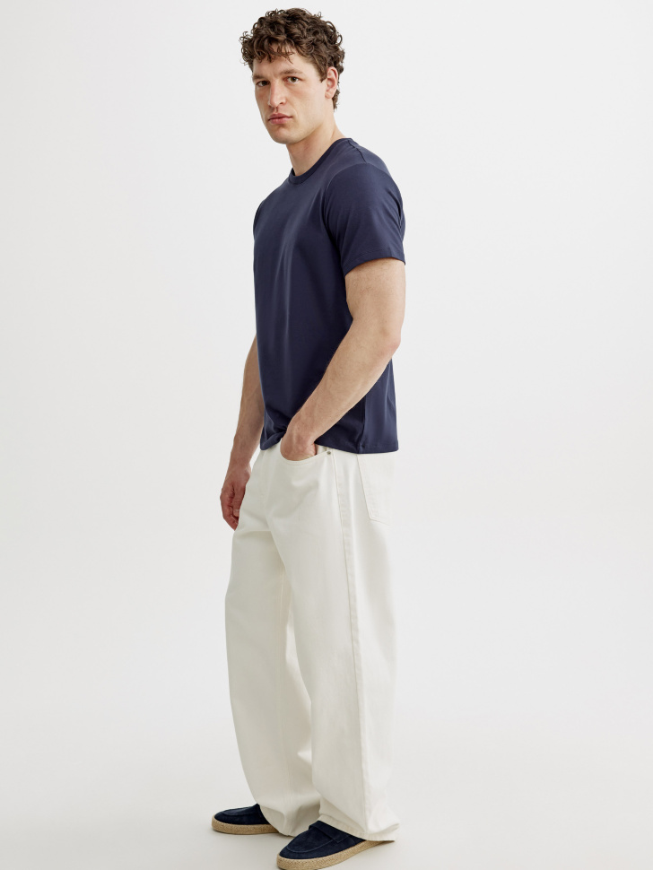 облегающая футболка адам из россии вид сбоку