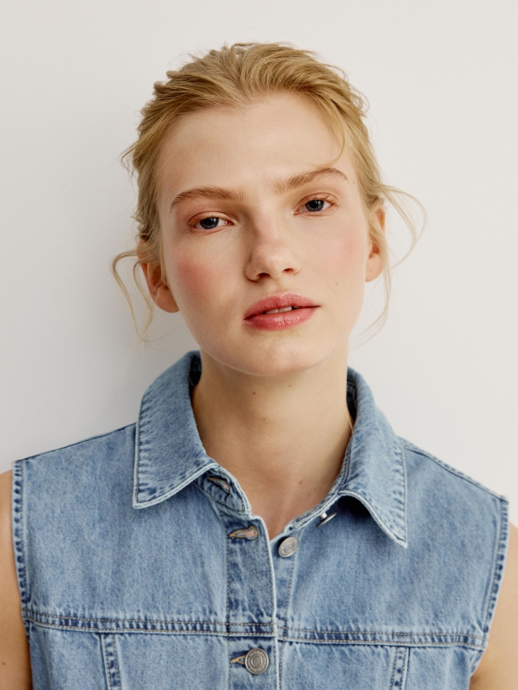 джинсовое мини-платье по цене 3999 руб вид справа