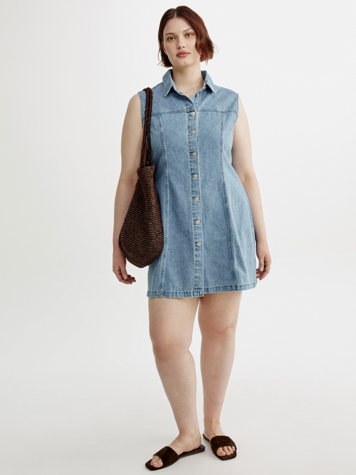 джинсовое мини-платье от бренда sela вид слева