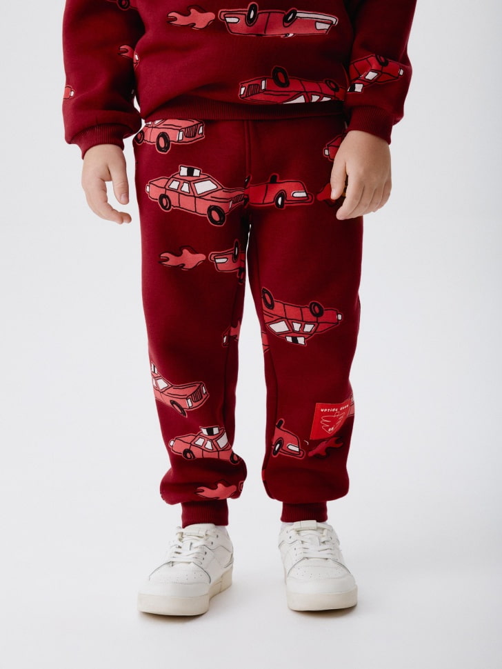 джоггеры с новогодним принтом для мальчиков 4680798751207 по акции