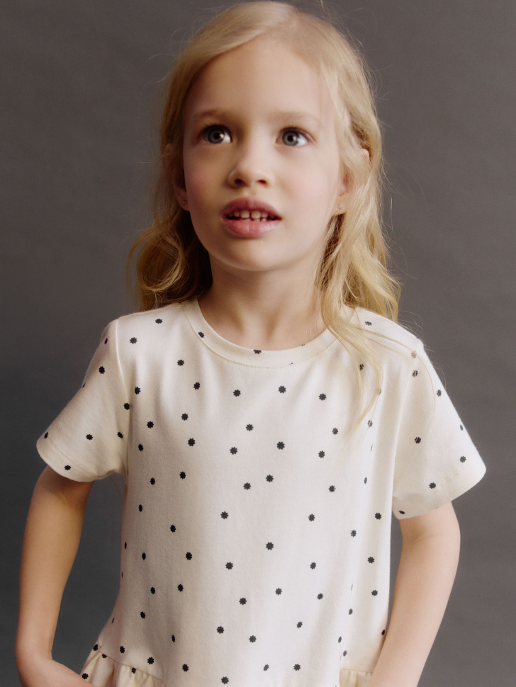 трикотажное платье с принтом для девочек от бренда sela вид слева