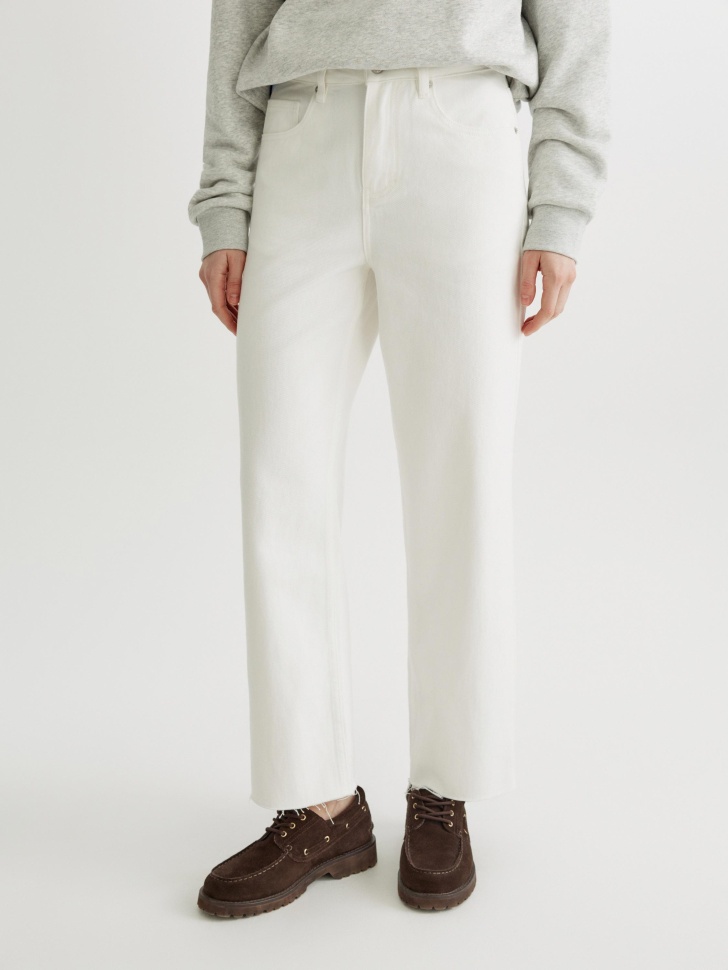 прямые джинсы с необработанным низом от бренда sela вид слева