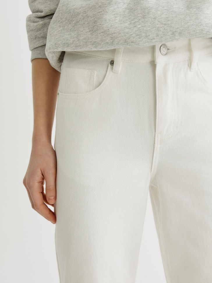 прямые джинсы с необработанным низом из россии вид сбоку