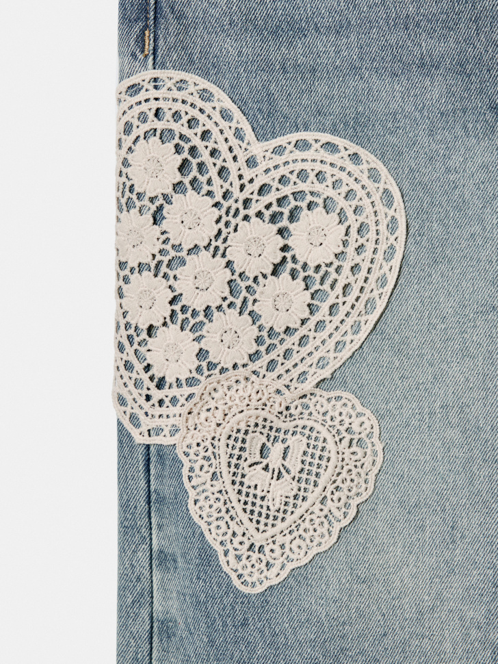 джинсовые удлиненные шорты с аппликацией для девочек из хлопка спереди