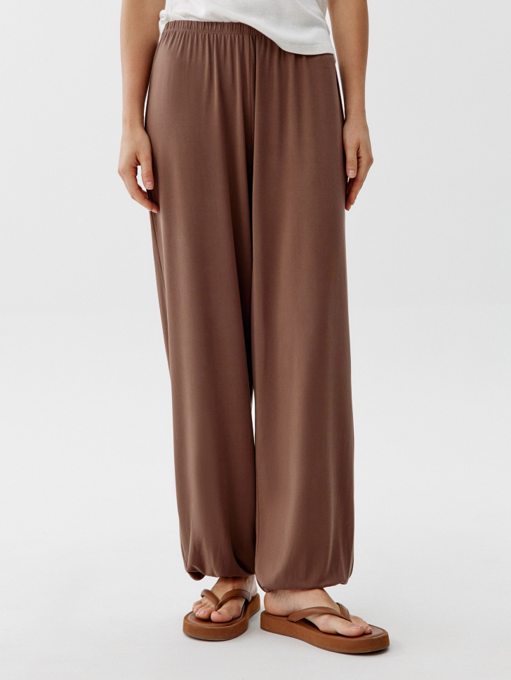 трикотажные брюки-аладдины от бренда sela вид слева