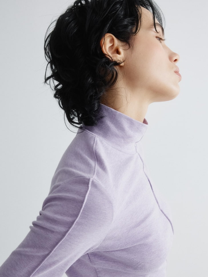 лонгслив с высокой горловиной из хлопка спереди