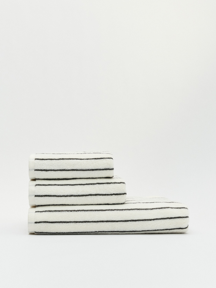 банное полотенце в полоску от бренда sela вид слева
