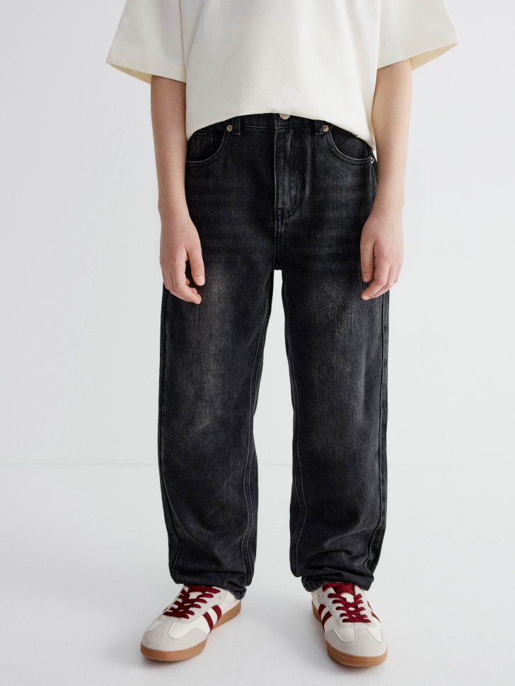 рваные джинсы свободного кроя для мальчиков от бренда sela вид слева