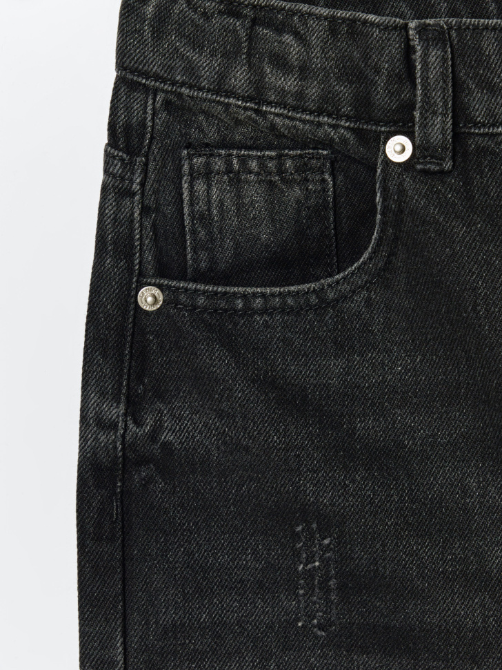 рваные джинсы свободного кроя для мальчиков из россии вид сбоку