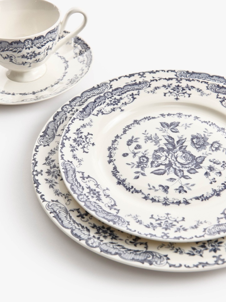 десертная тарелка из фарфора с цветочным узором от бренда sela вид слева