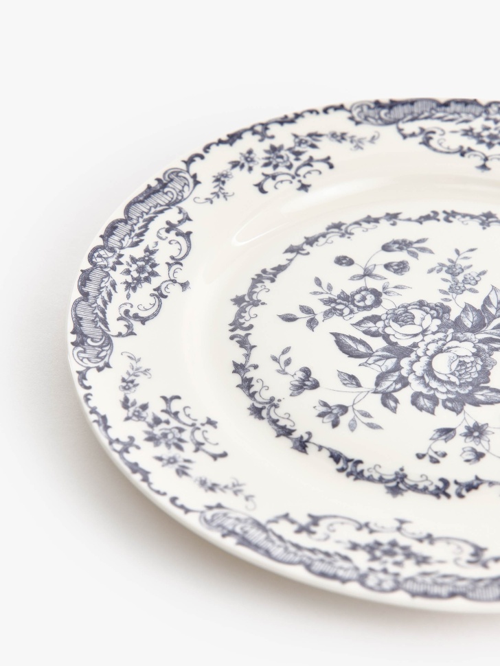 десертная тарелка из фарфора с цветочным узором по цене 1299 руб вид справа