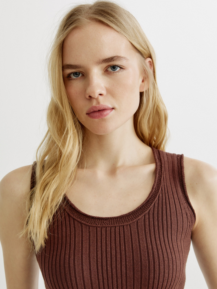 топ в рубчик с вывязанным кружевом по цене 2299 руб вид справа