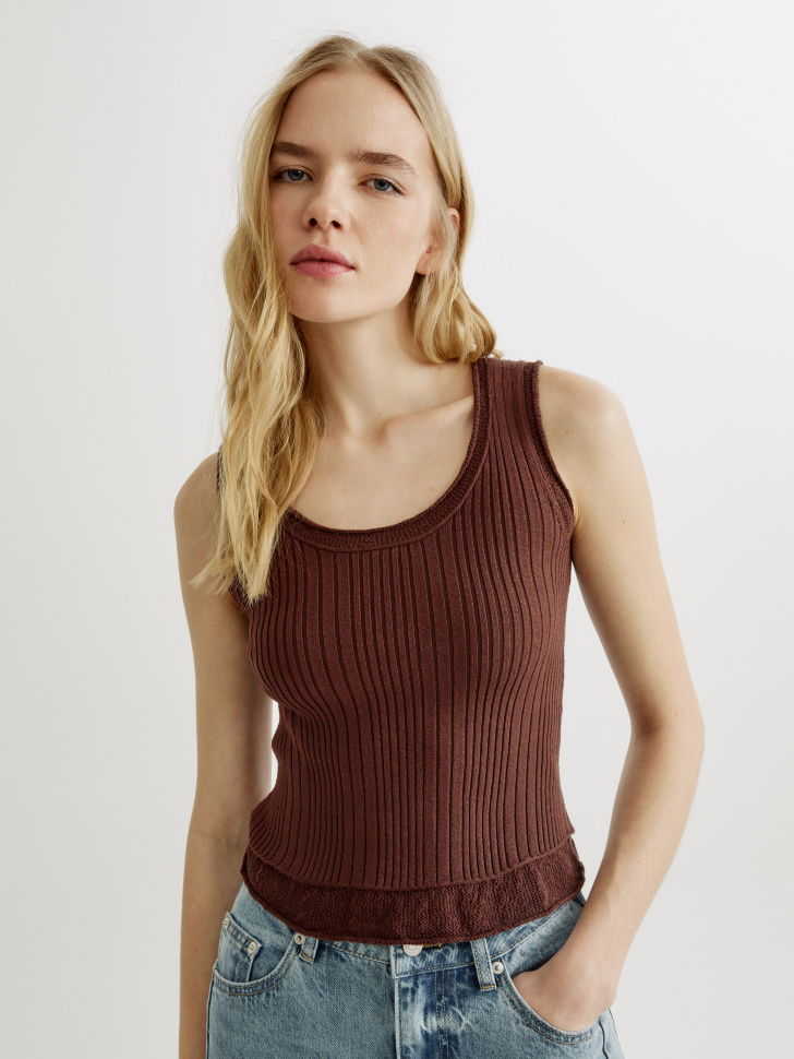 топ в рубчик с вывязанным кружевом из россии вид сбоку