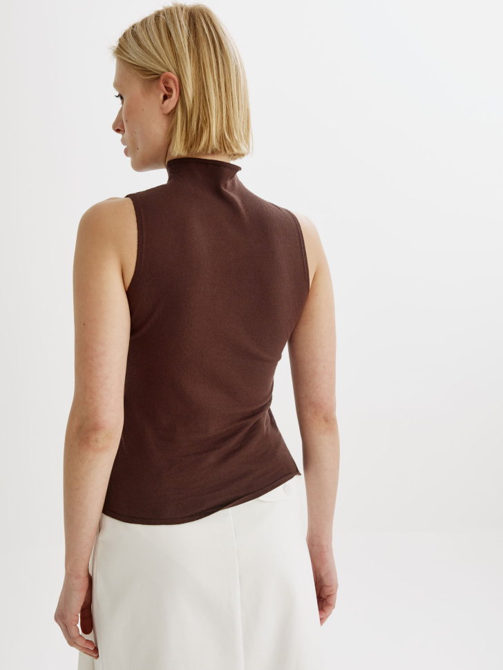 вязаный топ с высокой горловиной по цене 1799 руб вид справа