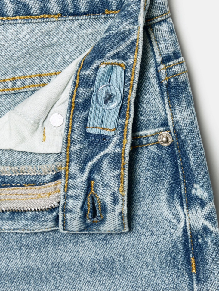 рваные джинсы свободного кроя для мальчиков из россии вид сбоку