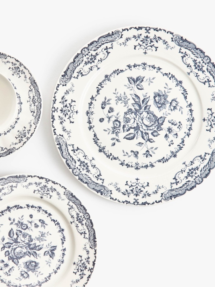 обеденная тарелка из фарфора с цветочным узором от бренда sela вид слева