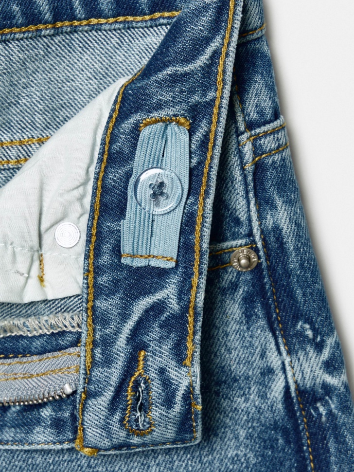 рваные джинсы свободного кроя для мальчиков из россии вид сбоку