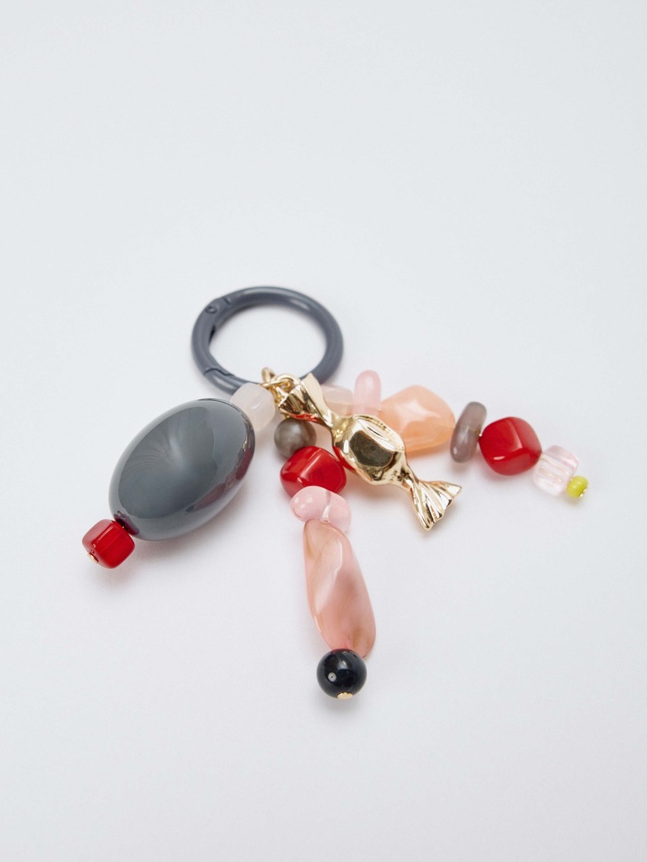 брелок с подвеской от бренда sela вид слева