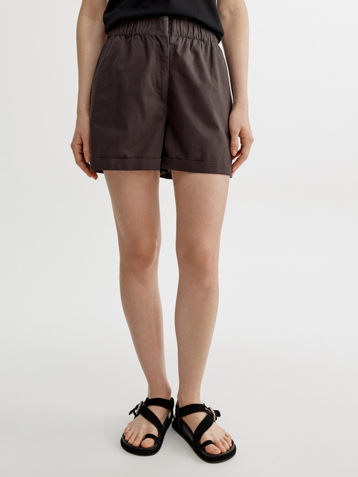 короткие шорты с присборенной талией от бренда sela вид слева