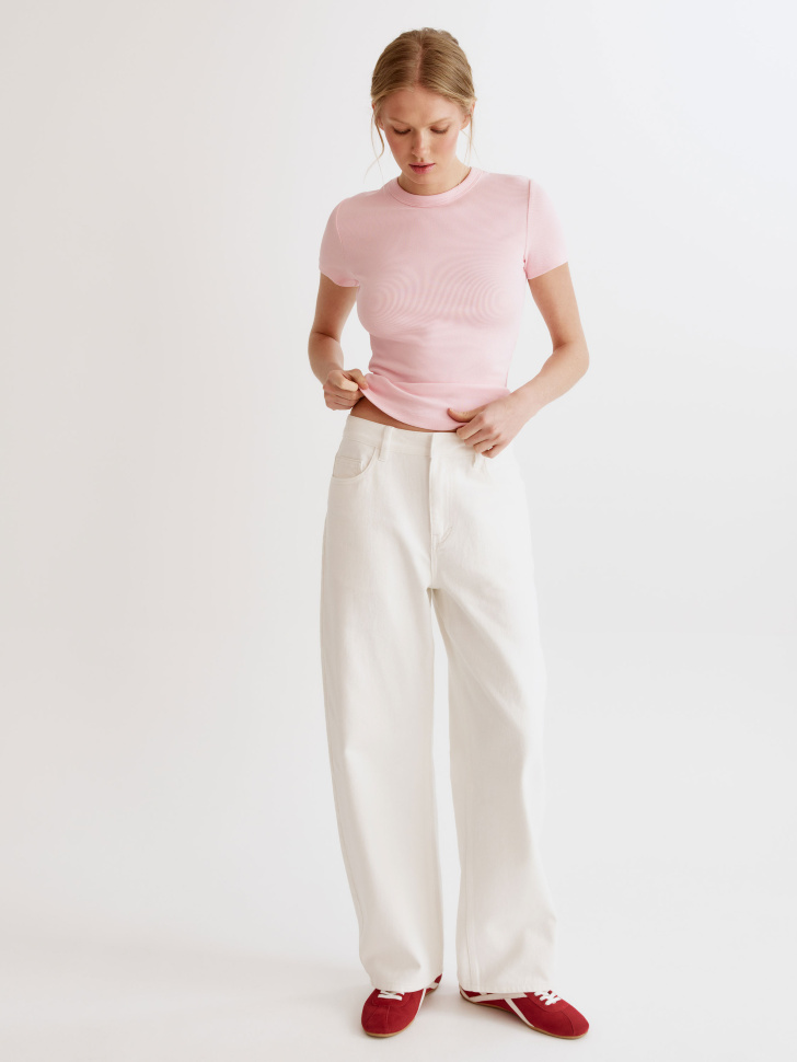 футболка приталенная в рубчик от бренда sela вид слева