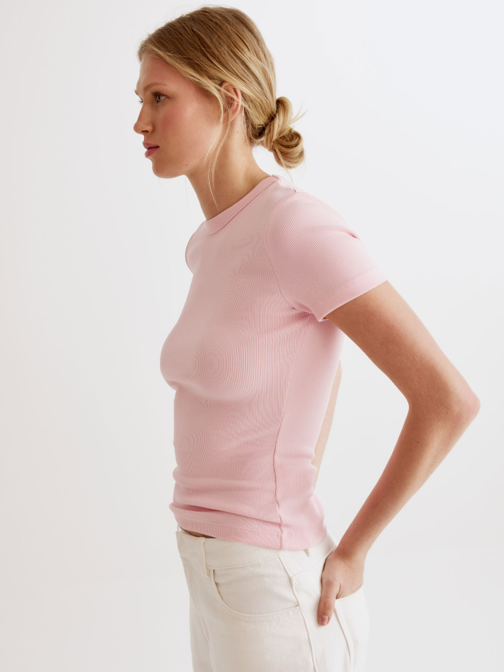 футболка приталенная в рубчик из россии вид сбоку