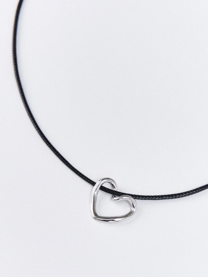 шейное украшение с подвеской для девочек от бренда sela вид слева