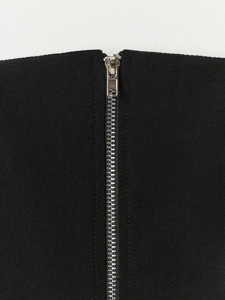 Товар черного цвета с внутренней стороны