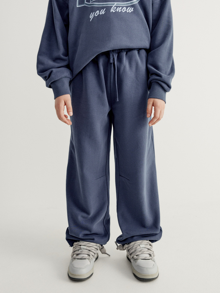 трикотажные брюки с утяжками по низу для мальчиков от бренда sela вид слева