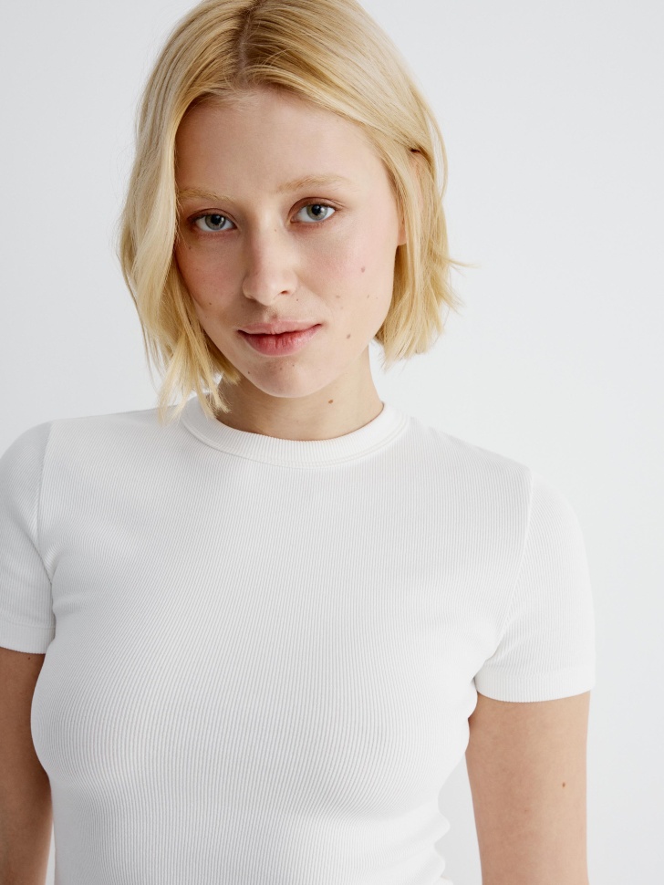 футболка приталенная в рубчик по цене 999 руб вид справа