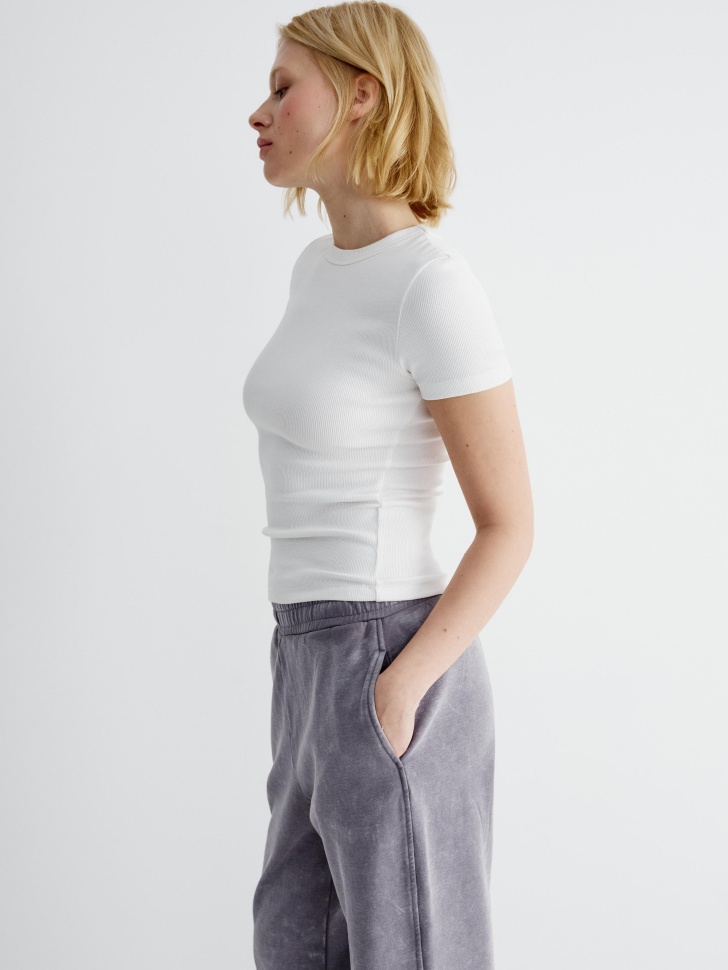 футболка приталенная в рубчик из россии вид сбоку