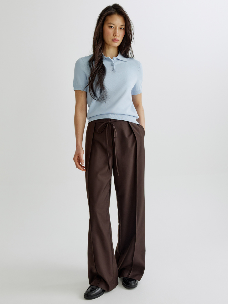 базовый джемпер-поло с коротким рукавом от бренда sela вид слева