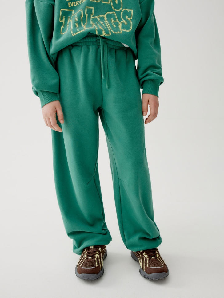 трикотажные брюки с утяжками по низу для мальчиков от бренда sela вид слева