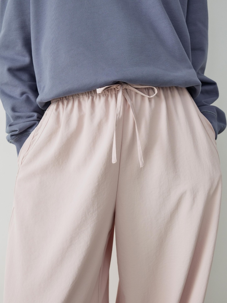 широкие брюки с завязками по низу из линейки  young из россии вид сбоку