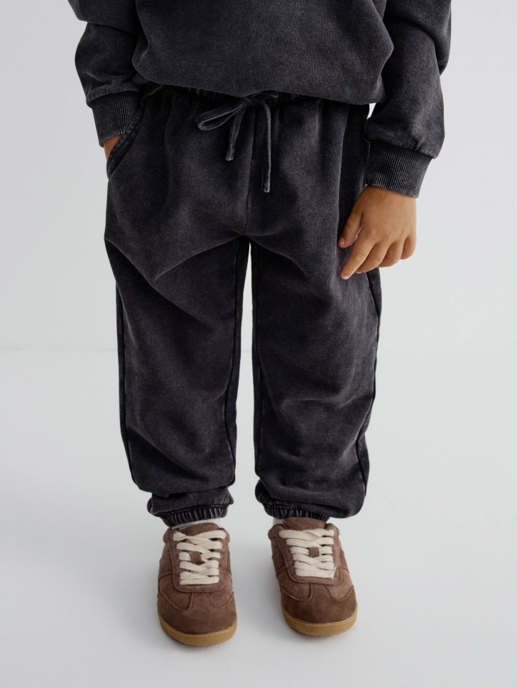 джоггеры с эффектом кислотной стирки детские от бренда sela вид слева